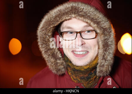 Portrait Mann mit Brille im Winterjacke und Schal Stockfoto
