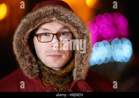 Portrait Mann mit Brille im Winterjacke und Schal Stockfoto