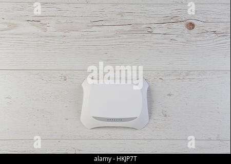 weiße Wifi Router Modem auf Holztisch Stockfoto