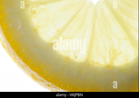 Lemon Slice gelbe Makro Nahaufnahme auf weißem Hintergrund Stockfoto