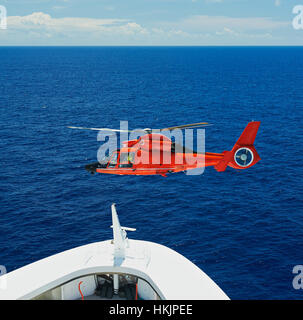 Hubschrauber in Betrieb neben Boot auf See zu retten Stockfoto