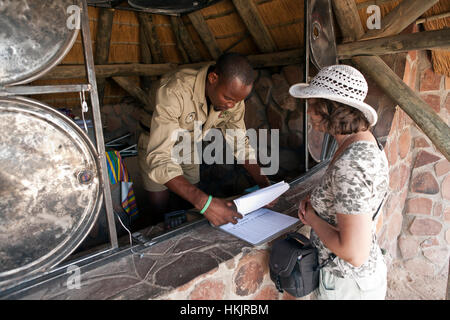 Besucher-Registrierung im PETRIFIED FOREST National Monument im Damaraland Namibia reservieren Stockfoto