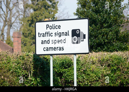 Polizei-Ampel und Blitzer melden Stockfoto