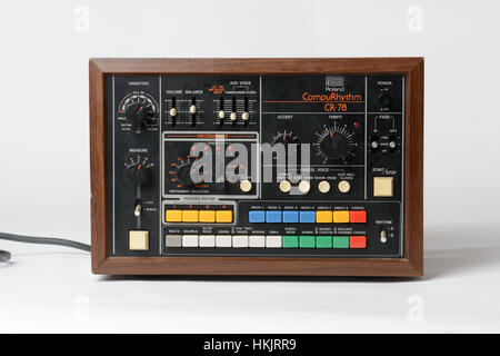 Roland Compurhythm CR-78 Drum-Maschine aus dem Jahr 1978 in Holzoptik-Schrank, wie sie von Künstlern wie Phil Collins, Peter Gabriel und Gary Numan verwendet wird. Stockfoto