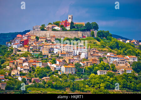 Stadt Motovun auf malerischen Hügel, Istrien, Kroatien Stockfoto