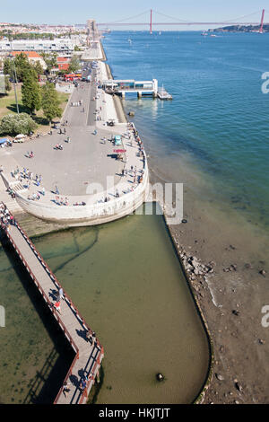 Blick auf eine Stadt und April 25. Brücke von Belém Turm, Lissabon, Portugal Stockfoto