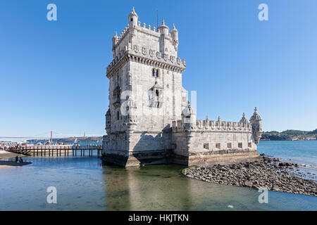 Niedrigen Winkel Ansicht der Turm von Belem am Flussufer, Tejo, Lissabon, Portugal Stockfoto