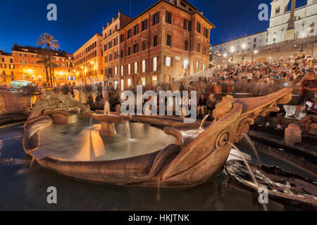 Touristen sitzen auf der spanischen Treppe an Brunnen, Piazza di Spagna, Rom, Italien Stockfoto