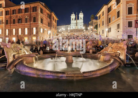 Touristen sitzen auf der spanischen Treppe an Brunnen, Piazza di Spagna, Rom, Italien Stockfoto