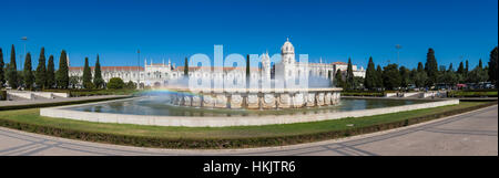 Brunnen mit Mosteiro Dos Jeronimos, Lissabon, Portugal Stockfoto