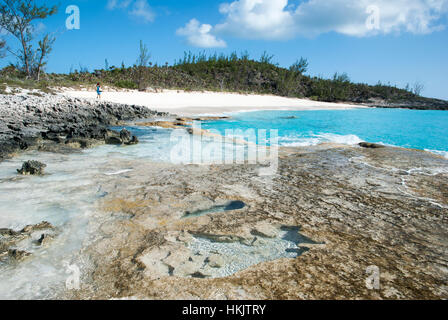 Die sandige Felslandschaft der unbewohnten Insel Half Moon Cay (Bahamas). Stockfoto