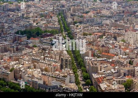 Gebäude, Straßen und Boulevards in Paris, Frankreich von oben gesehen. Stockfoto