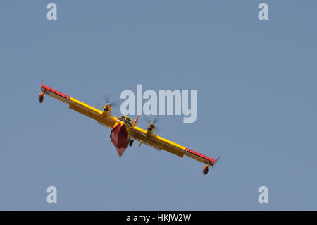 Canadair Flugzeug Wasser Bomber, Turbo Prop Feuerwehr Flugzeug in Aktion, erschossen von vorne und unten, Schuss aus nach vorne unten, Flugzeuge im rechten Ufer Stockfoto