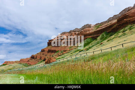 Rotschlamm Felsvorsprung an den Ausläufern des Gebirges Bär Zahn an einem hellen sonnigen Morgen auf dem Bear Tooth Pass Highway. Stockfoto