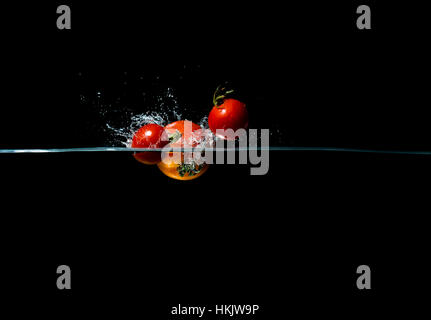 High-Speed Fotografie Tomate planschen im Wasser Stockfoto