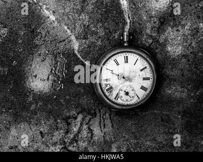 Alte Taschenuhr auf Hintergrund Stockfoto