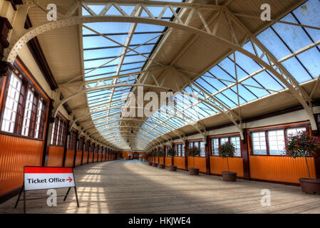 Der überdachte Pier führt zur Fähre am Bahnhof von Wemyss Bay Stockfoto