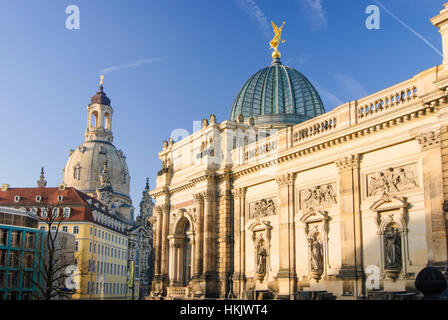 Dresden: Blick von Brühlschens Terrasse auf die Frauenkirche und das Gebäude des Sächsischen Kunstvereins und der sächsische Kunstakademie mit der "Zitrone Press" Stockfoto