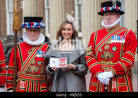 Athlet Jessica Ennis nach sie ihr Kommandant der British Empire (CBE) Medaille von Queen Elizabeth II während der Investitur am Buckingham Palace erhielt Stockfoto