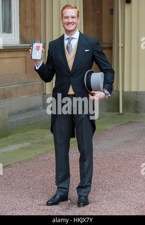 Weitspringer Greg Rutherford empfangen sein Glied der British Empire (MBE)-Medaille für Verdienste um die Leichtathletik von HM The Queen Stockfoto