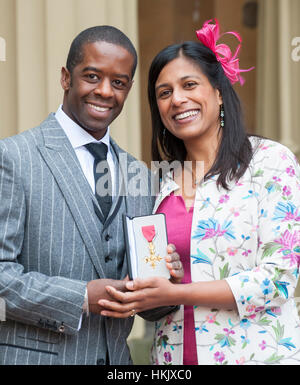 Adrian Lester mit seiner Frau Lolita Chakrabarti nach Erhalt seiner Offizier der British Empire (OBE) Medaille von Queen Elizabeth Stockfoto