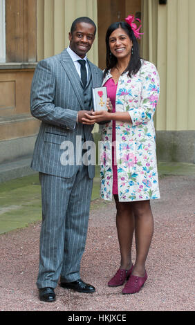 Adrian Lester mit seiner Frau Lolita Chakrabarti nach Erhalt seiner Offizier der British Empire (OBE) Medaille von Queen Elizabeth Stockfoto