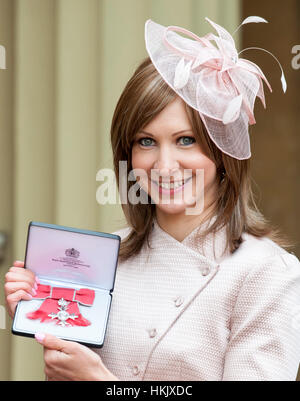 Joanna Rowsell Cyclist nach ihr Investiturfeiern Mitglied des British Empire (MBE) von HM The Queen für Dienstleistungen auf Radfahren. Stockfoto