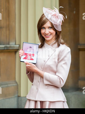 Joanna Rowsell Cyclist nach ihr Investiturfeiern Mitglied des British Empire (MBE) von HM The Queen für Dienstleistungen auf Radfahren. Stockfoto