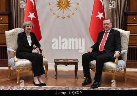 An i-Images Picture Agency lizenziertes Bild. 28/01/2017. Ankara, Türkei. Theresa May, Besuch der Türkei. Die britische Premierministerin Theresa May bei einem Treffen mit dem türkischen Präsidenten Recep Tayyip Erdogan im Präsidentenpalast in Ankara, Türkei. Obligatorische Gutschrift: Bild von Andrew Parsons / i-Images/ Pool Stockfoto