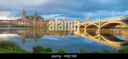 Salamanca - die Kathedrale und Brücke Puente Enrique Estevan Avda und des Rio Tormes-Flusses. Stockfoto