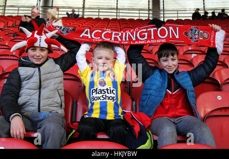 Fans halten ein Accrington Stanley Schal während der Emirate FA Cup, viertes Vorrundenspiel im Riverside Stadium Middlesbrough. Stockfoto