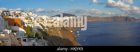 Santorin, Griechenland - 5. Oktober 2015: Der Look von Oia nach Osten im Abendlicht. Stockfoto