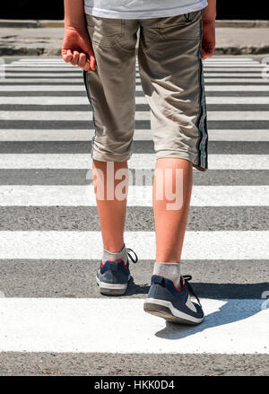 Zebrastreifen. Fußgänger auf der Straße Stockfoto