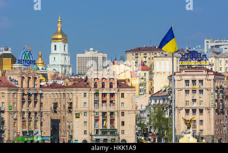 Blick auf Unabhängigkeit square Altbauten und Sophien-Kathedrale im Hintergrund in Kiew, Ukraine Stockfoto