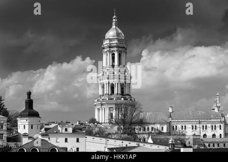 Orthodoxe christliche Kloster, Pechersk Lavra in Kiew auf grünen Hügeln von Petschersk. Kiew-Kloster der Höhlen in der Hauptstadt der Ukraine, Kiew. Stockfoto