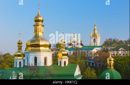 Blick auf die Türme von Pechersk Lavra in Kiew, Ukraine Stockfoto