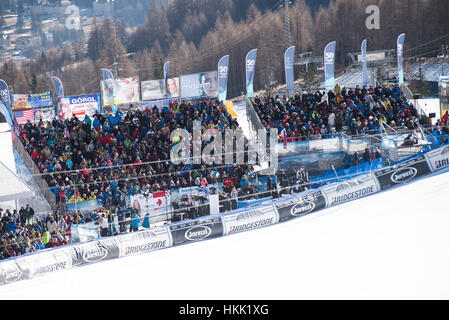 Cortina d ' Ampezzo, Italien. 28. Januar 2017. Menge von Zuschauern während das Downhill-Rennen in Cortina d ' Ampezzo, Italien am 28. Januar 2017. Bildnachweis: Rok Rakun/Pacific Press/Alamy Live-Nachrichten Stockfoto