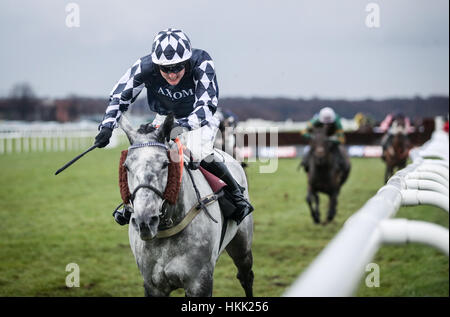 Sieger des Rennens Ziga Boy geritten von jockey Tom Bellamy in The Sky Wette Handicap Steeple Chase tagsüber Himmel Bet Chase in Doncaster Racecourse. Stockfoto