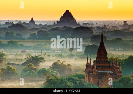 Herrliche Sicht auf alte Bagan-Tempel während goldene Stunde Stockfoto