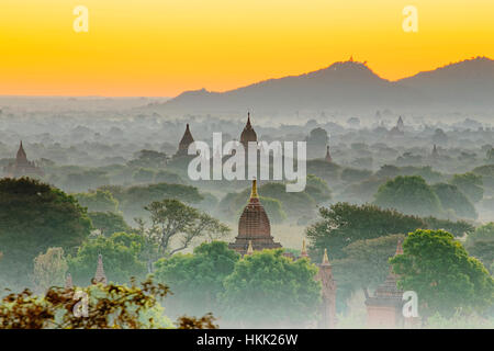 Herrliche Sicht auf alte Bagan-Tempel während goldene Stunde Stockfoto