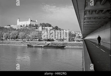 BRATISLAVA, Slowakei, Oktober - 27, 2016: Die Burg von SNP-Brücke. Stockfoto