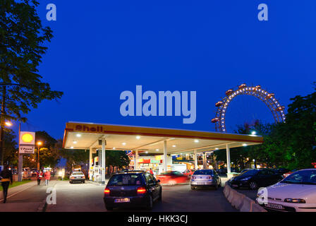 Wien, Wien: Shell-Tankstelle vor Riesenrad im Prater, 02., Wien, Österreich Stockfoto