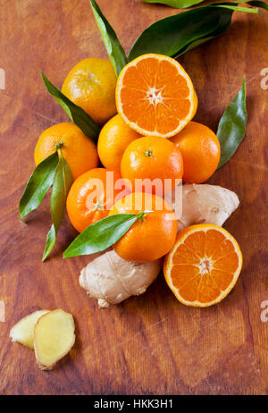 Zusammensetzung von Lebensmitteln mit Zitrusfrüchten und frischen Ingwer Stockfoto