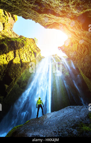 Mann in der Höhle in der Nähe der Gljufrabui Wasserfall, Island, Europa Stockfoto