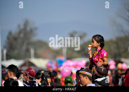 Kathmandu, Nepal. 28. Januar 2017. Ein kleines Mädchen essen Eis und Glacing Programm während der Feier Sonam Losar Festival oder Lunar New Year, die etwa zur gleichen Zeit des Jahres auftritt, wie Chinesisch und Mongolisches Neujahr in Tudikhel, Kathmandu, Nepal auf Samstag, 28. Januar 2017. Bildnachweis: Narayan Maharjan/Pacific Press/Alamy Live-Nachrichten Stockfoto