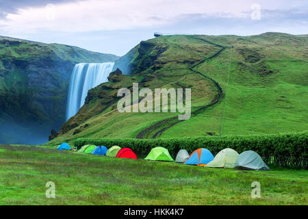 Zelte in der Nähe des berühmten Skogafoss Wasserfalls auf Skoga Fluss. Island, Europa Stockfoto