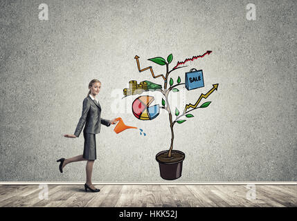 Junge Geschäftsfrau in leeren Raum Gießen gezeichnete Wachstumskonzept mit can Stockfoto