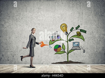 Junge Geschäftsfrau in leeren Raum Gießen gezeichnete Wachstumskonzept mit can Stockfoto