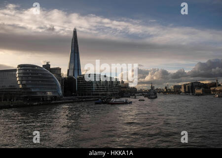 London, UK. 28. Januar 2017. Blauer Himmel über London mit Regenwolken. Bildnachweis: Claire Doherty/Alamy Live News Stockfoto