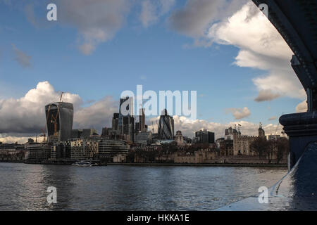 London, UK. 28. Januar 2017. Blauer Himmel über London mit Regenwolken. Bildnachweis: Claire Doherty/Alamy Live News Stockfoto